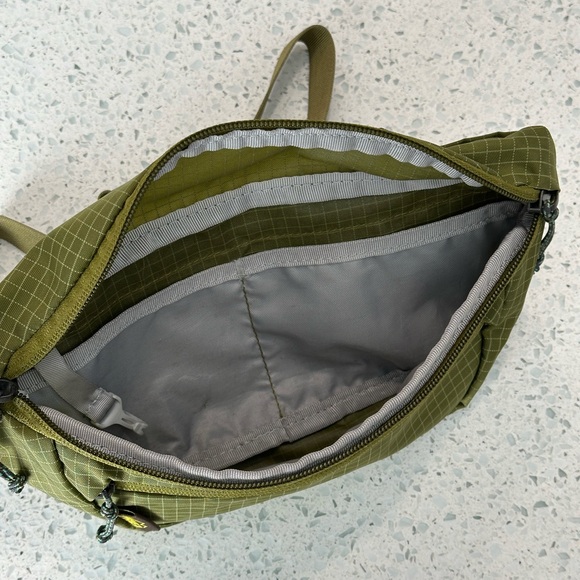 REI Trail 2 Waistpack Fanny Pack in Green - Picture 5 of 6